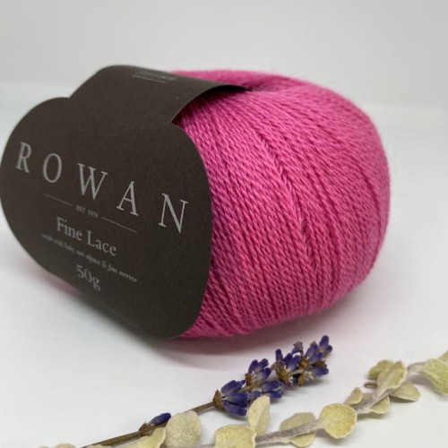 różowa włóczka typu fine lace rowan