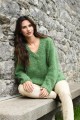 sweter z dekoltem w serek z włóczki wool mohair