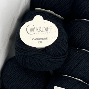 Włóczka Cardiff Cashmere DK 516 Nero ( czarny )