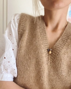 Wzór PetiteKnit Stockholm Slipover V-neck w j. angielskim  