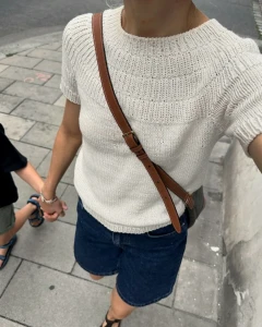 Wzór PetiteKnit Anker's Summer Shirt  w j. angielskim z polskim tłumaczeniem 