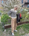 Sweter robiony od góry z nowoczesną konstrukcją ramion